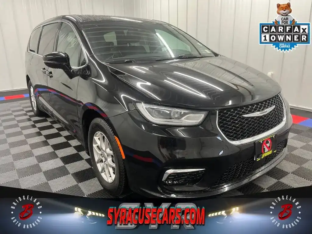 2025 Chrysler Pacifica Select's photo