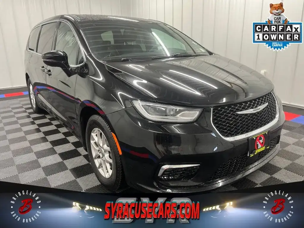 2025 Chrysler Pacifica Select's photo