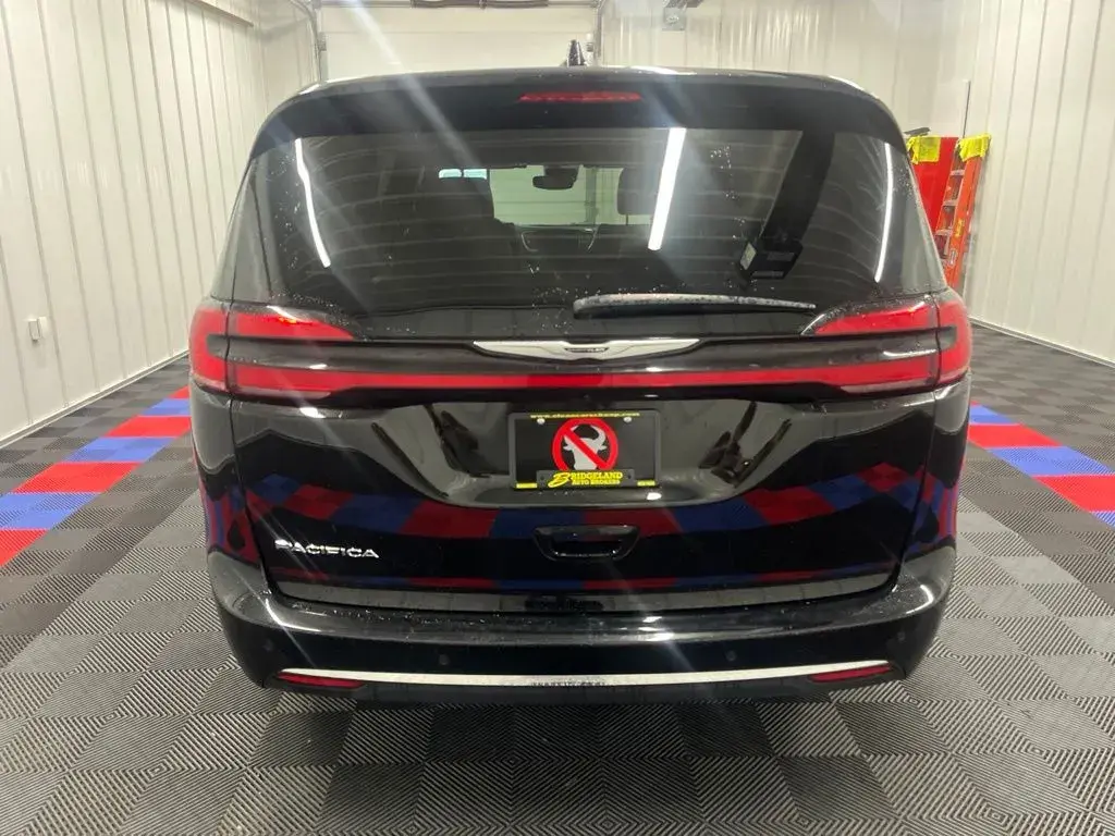 2025 Chrysler Pacifica Select photo 4