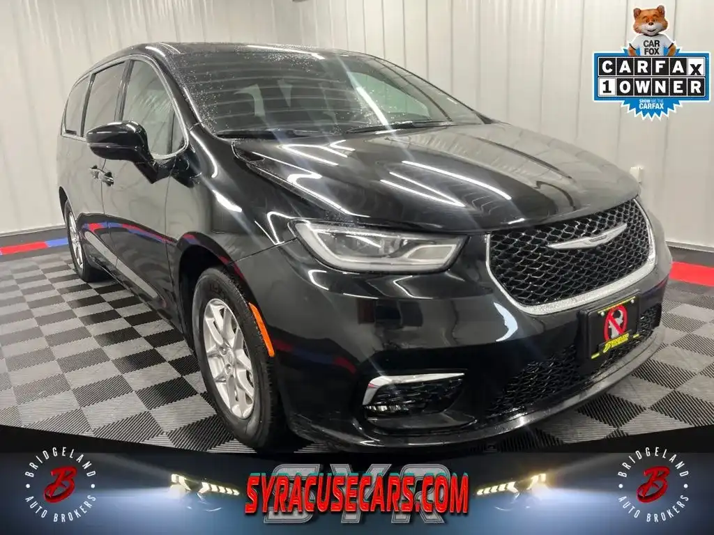 2025 Chrysler Pacifica Select's photo