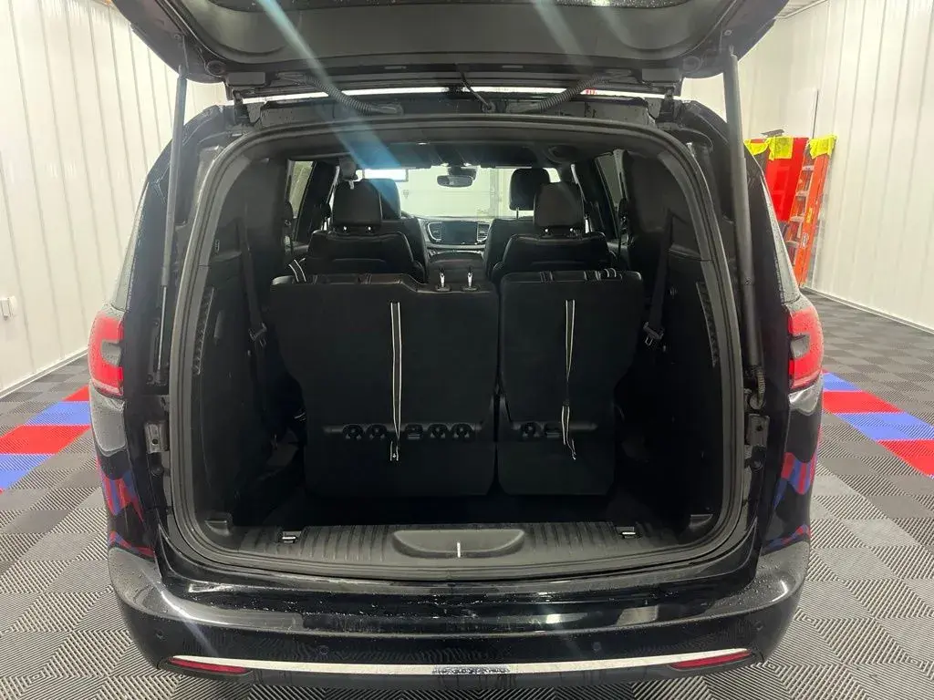 2025 Chrysler Pacifica Select photo 5