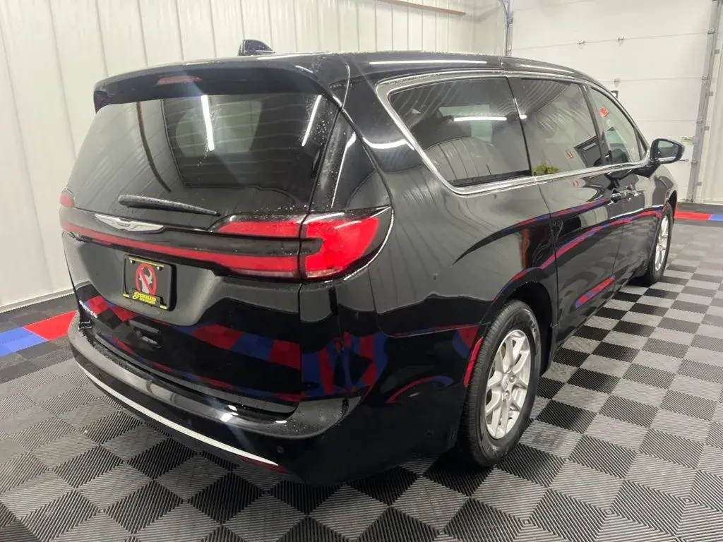2025 Chrysler Pacifica Select photo 3