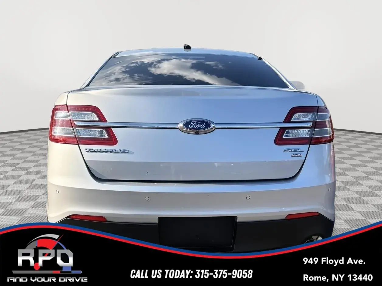 2015 Ford Taurus SEL AWD photo 4