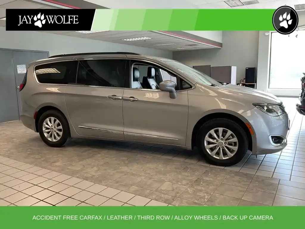 2017 Chrysler Pacifica Touring-L's photo