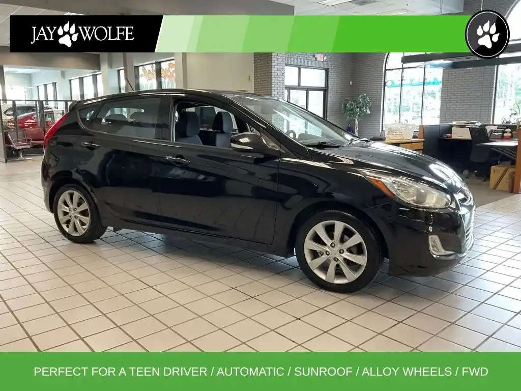 2013 Hyundai Accent SE 5-Door 6-Speed Automatic's photo