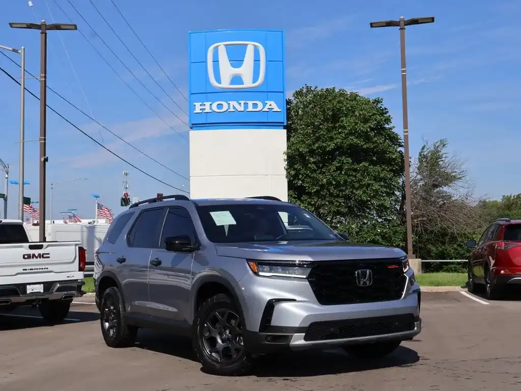 2025 Honda Pilot TrailSport AWD's photo