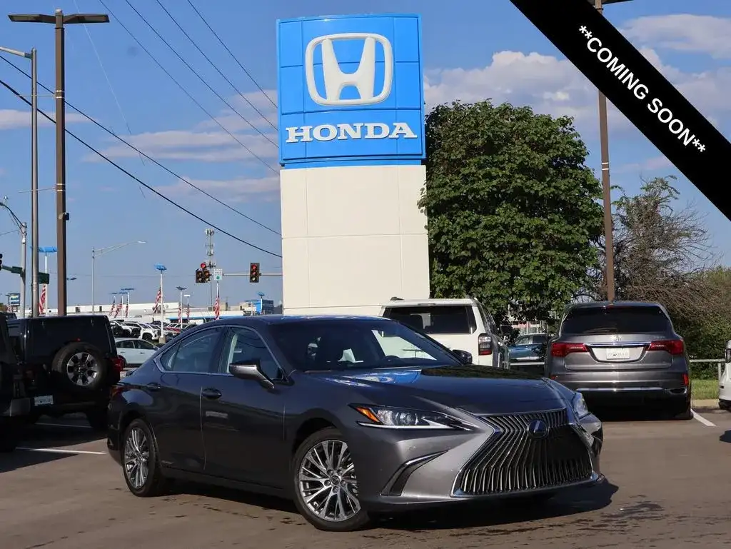 2021 Lexus ES 300h 300h's photo