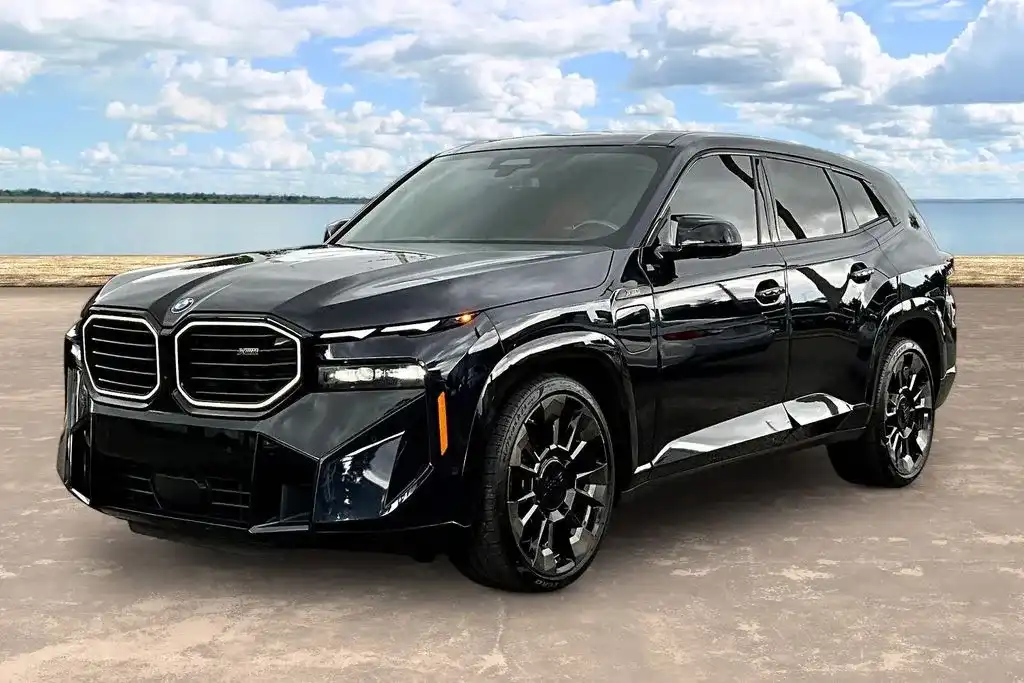 2023 BMW XM Base's photo