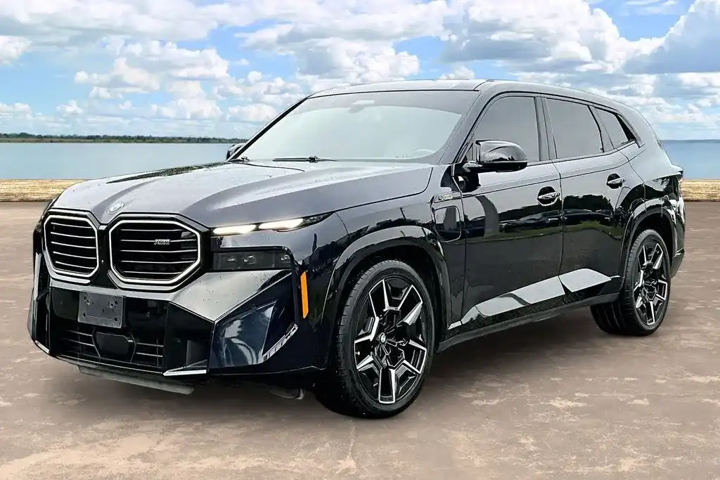 2023 BMW XM Base's photo