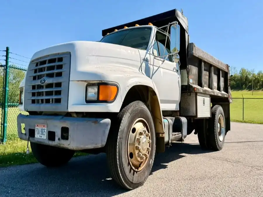 1998 Ford F-800's photo