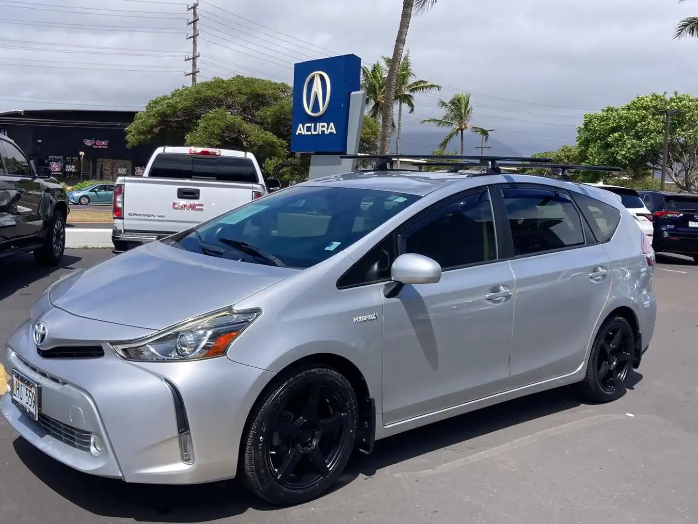 2017 Toyota Prius v Five's photo