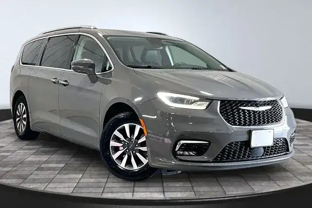 2021 Chrysler Pacifica Hybrid Touring L Hybrid's photo