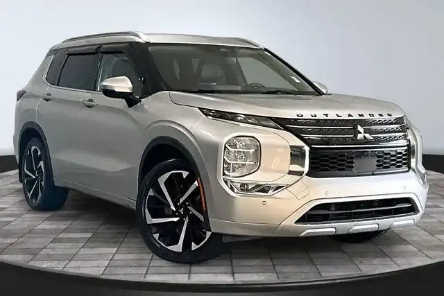 2022 Mitsubishi Outlander SEL FWD's photo