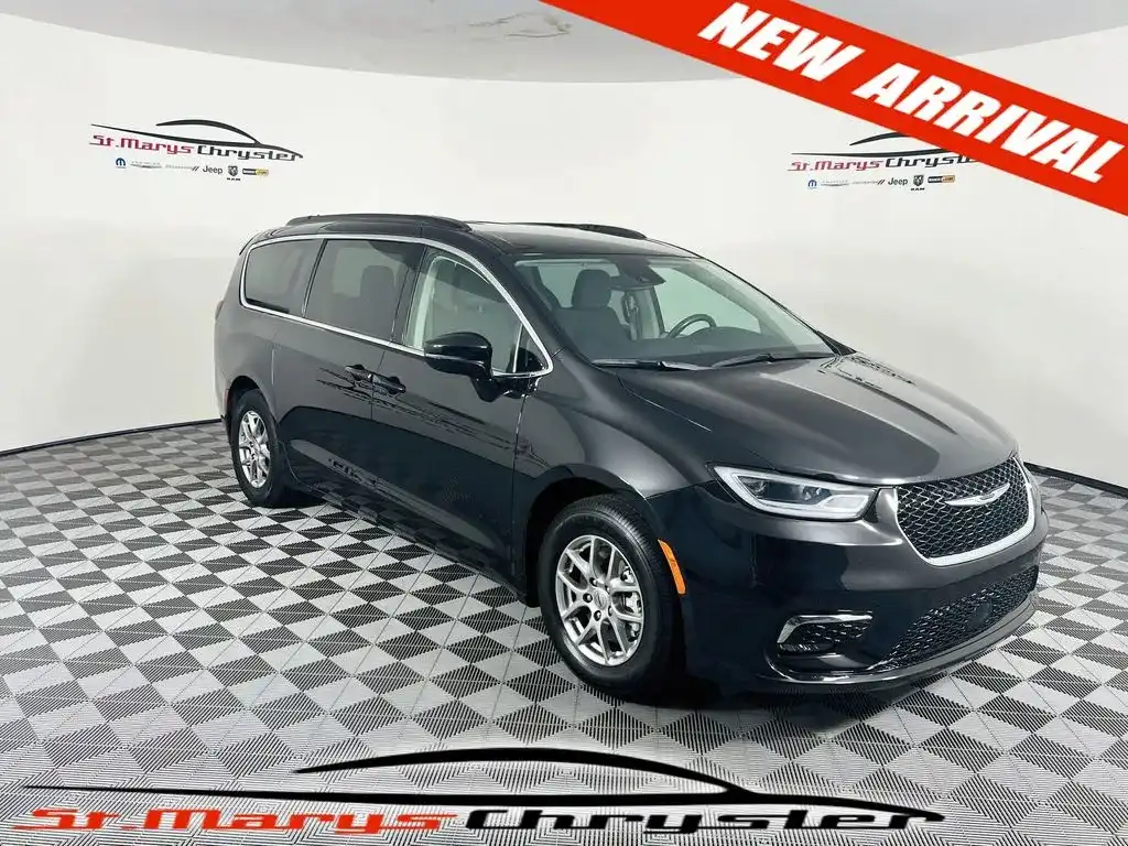 2021 Chrysler Pacifica Touring's photo