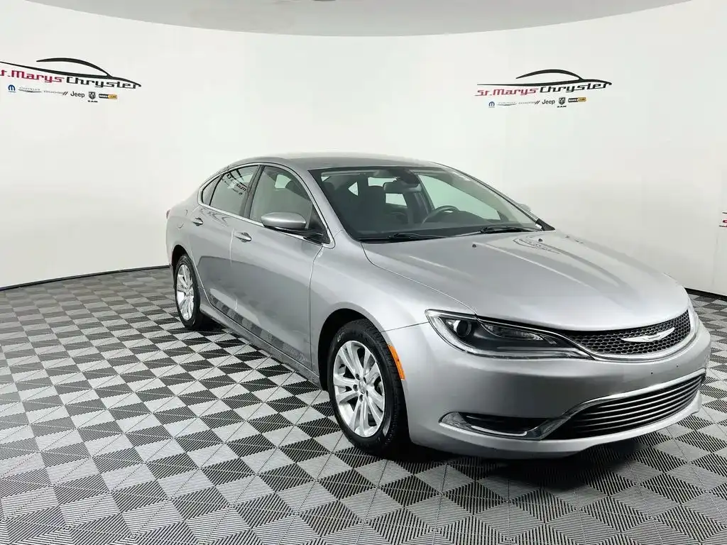 2016 Chrysler 200 Limited's photo