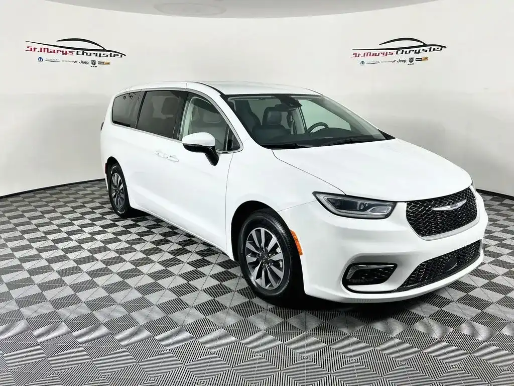 2023 Chrysler Pacifica Hybrid Touring L Hybrid's photo