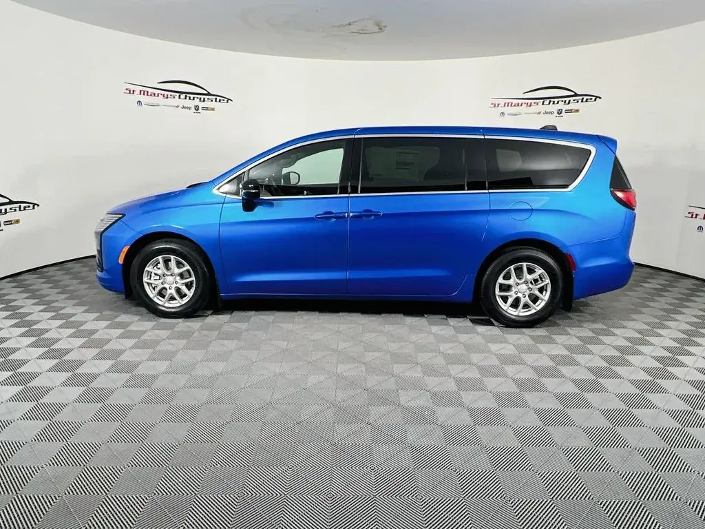 2027 Chrysler Pacifica Select photo 5