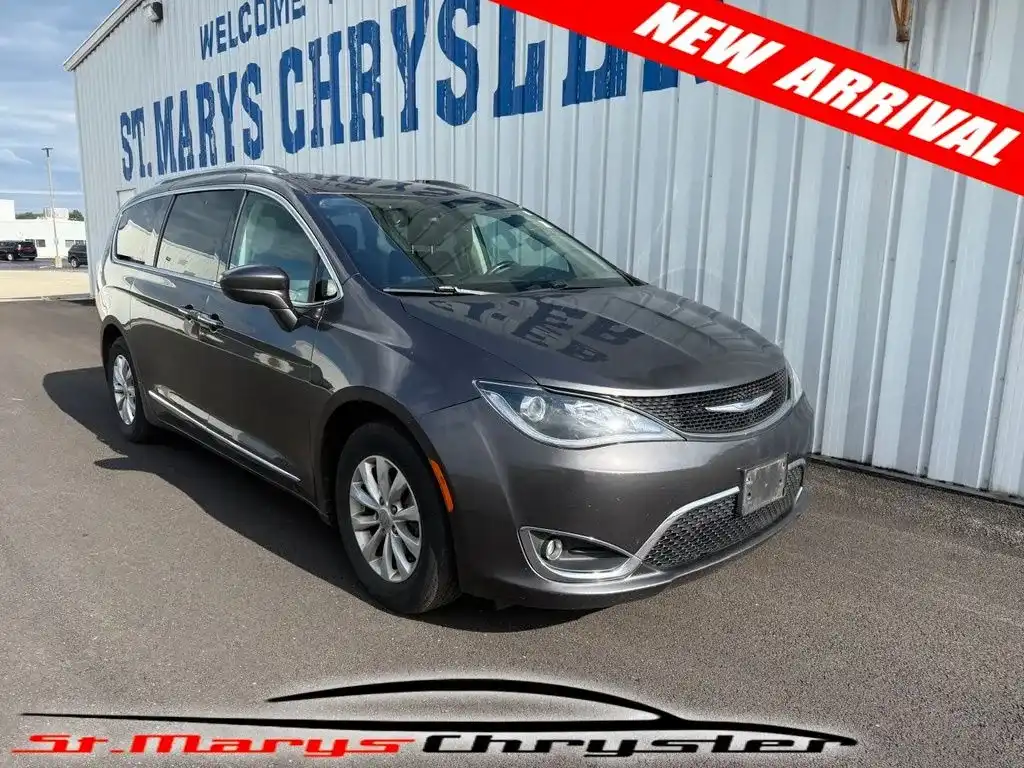 2018 Chrysler Pacifica Touring L's photo