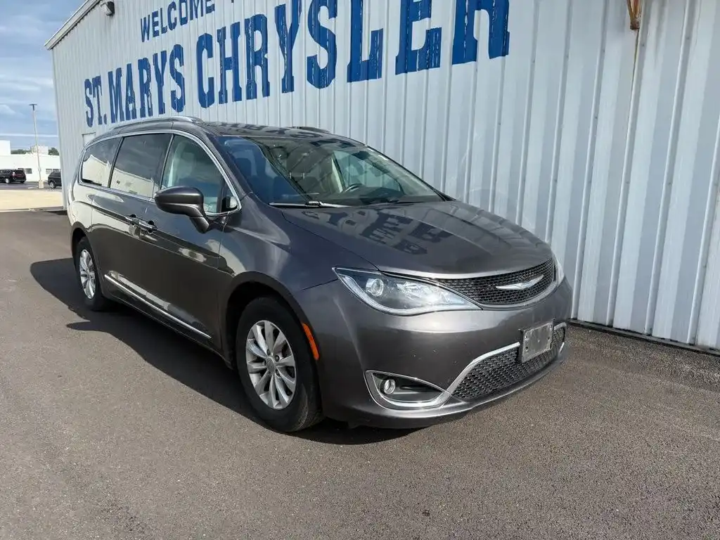 2018 Chrysler Pacifica Touring L's photo