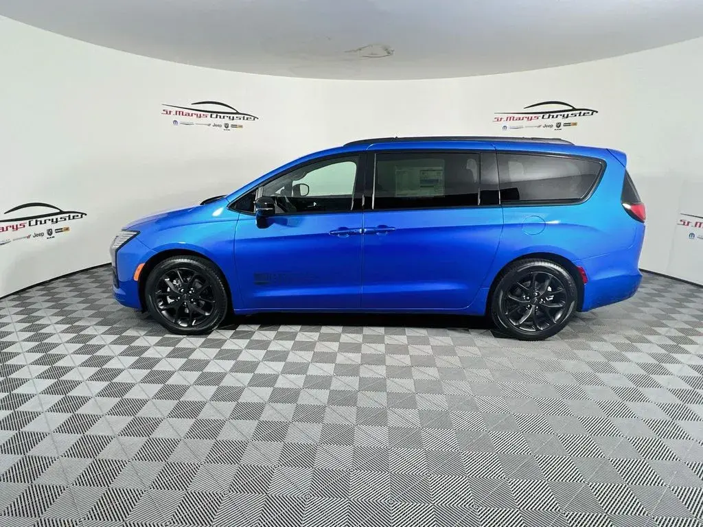 2027 Chrysler Pacifica Select photo 5