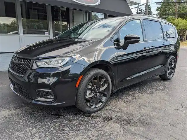 2023 Chrysler Pacifica Touring L AWD's photo