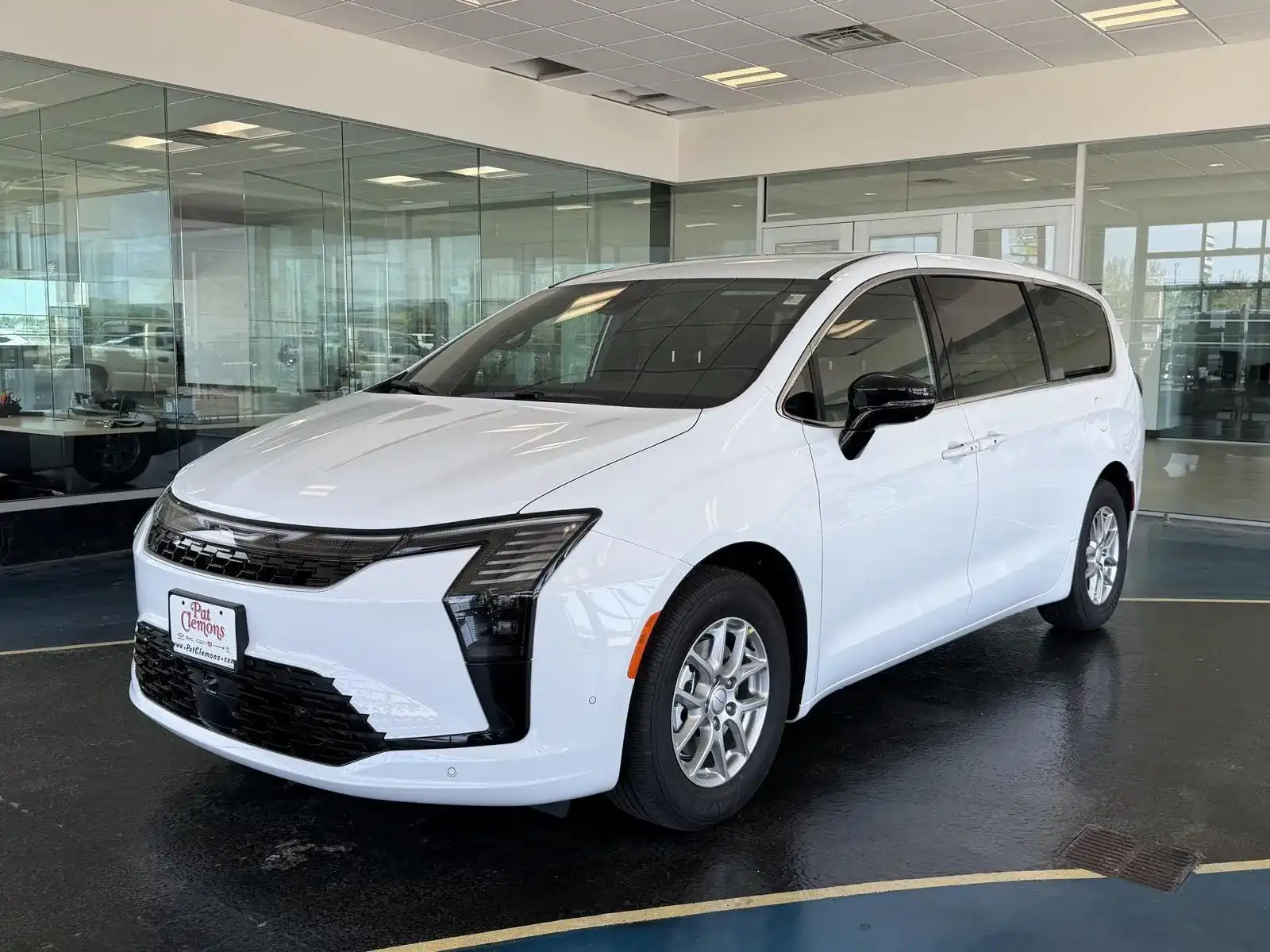 2027 Chrysler Pacifica Select's photo