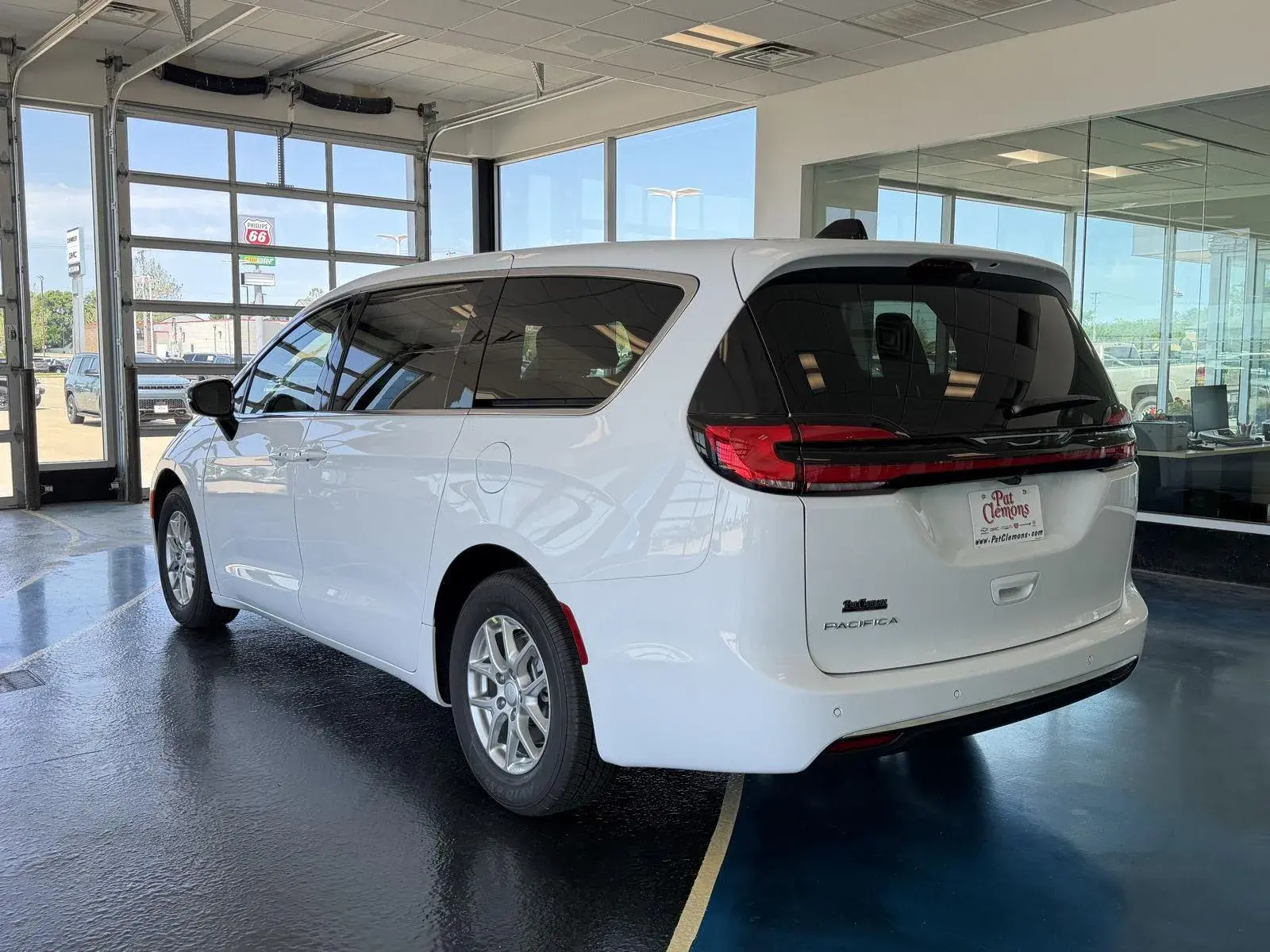 2027 Chrysler Pacifica Select photo 4