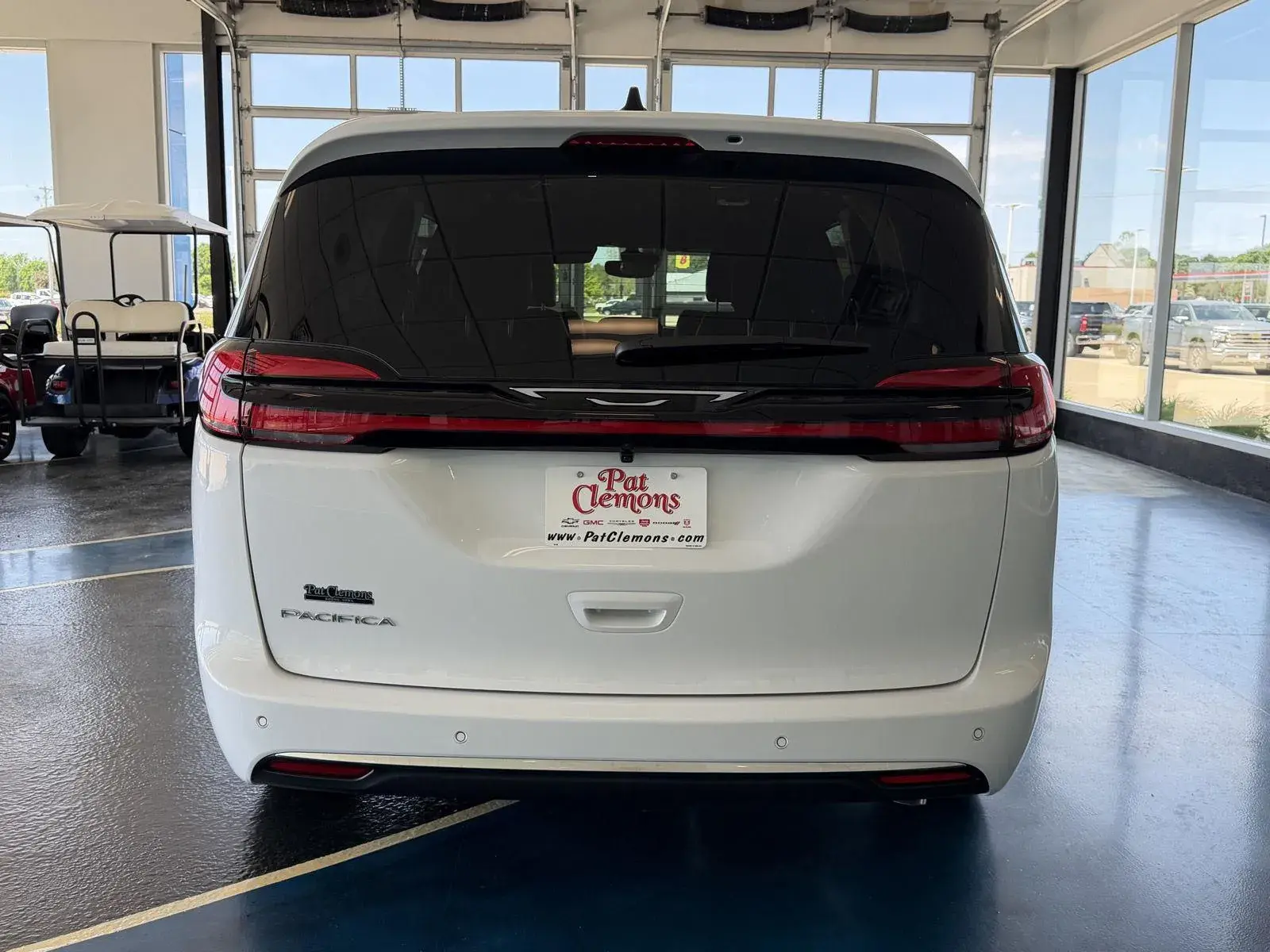 2027 Chrysler Pacifica Select photo 5