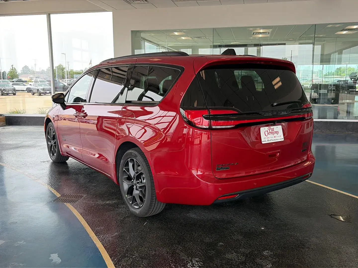 2027 Chrysler Pacifica Select photo 3