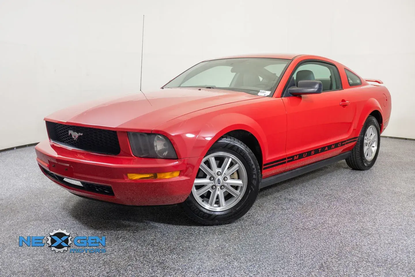 2006 Ford Mustang V6 Standard photo 3