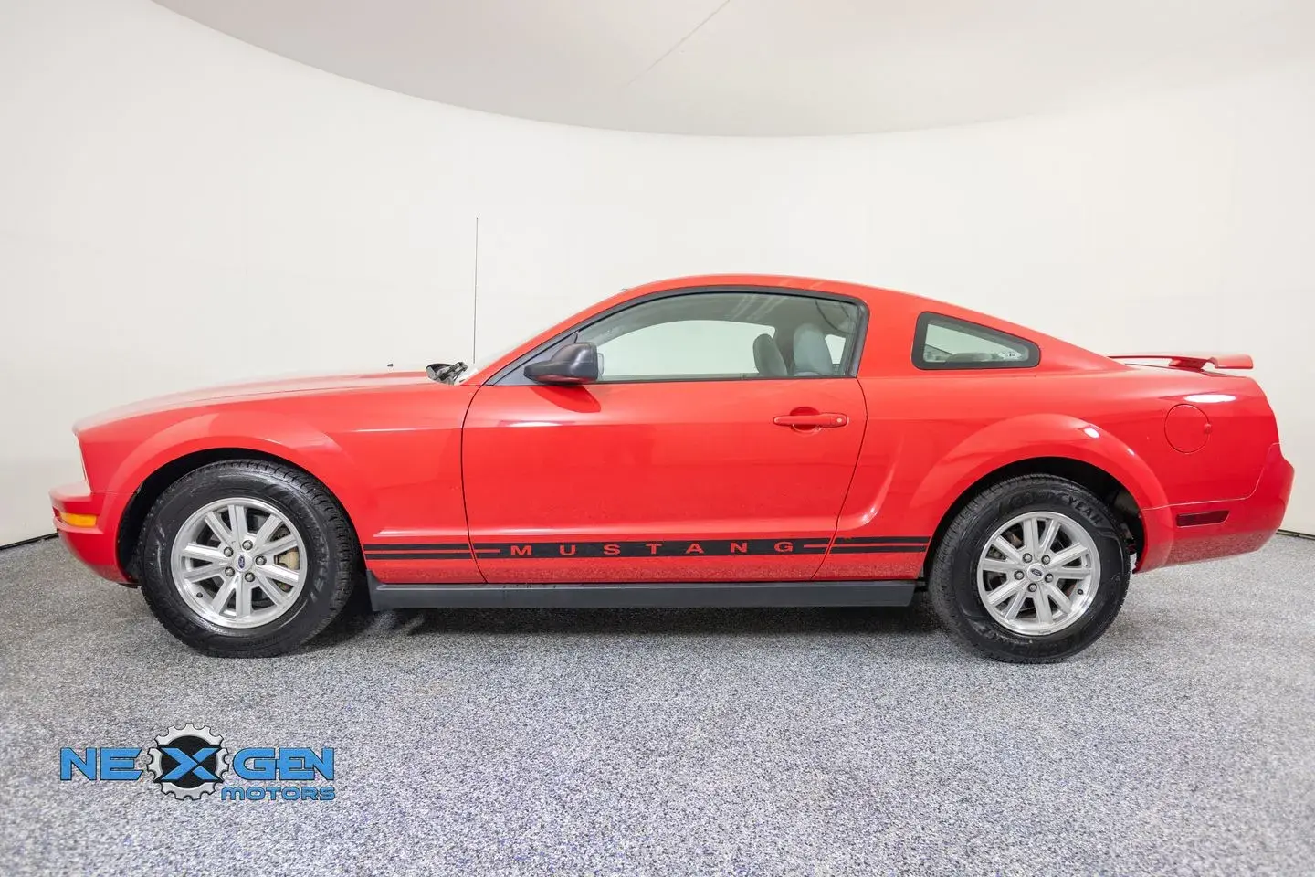 2006 Ford Mustang V6 Standard photo 4