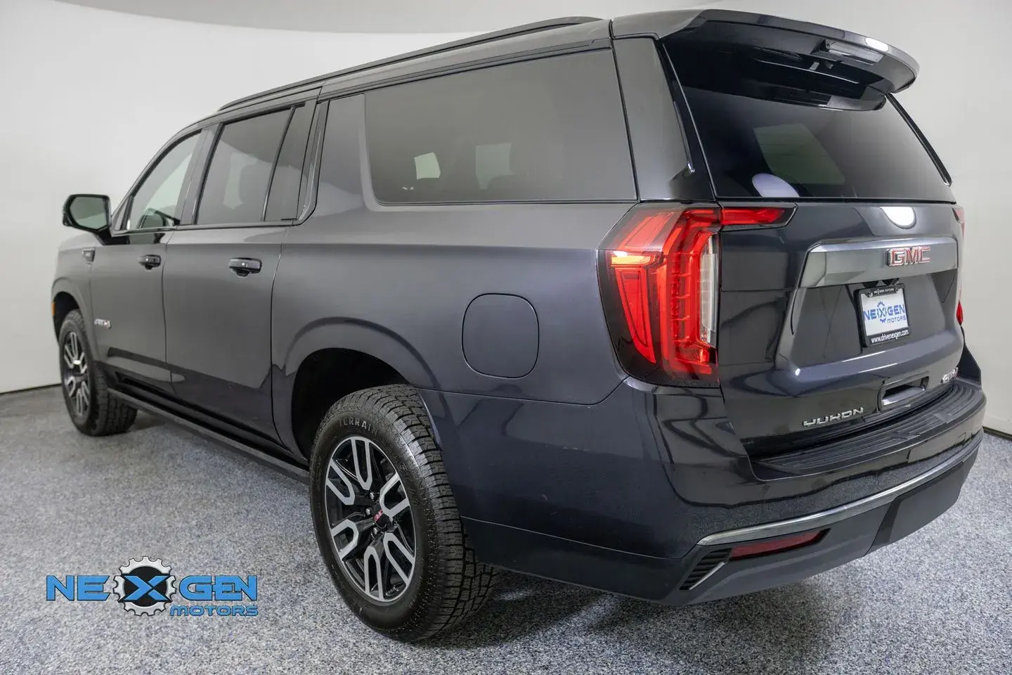 2023 GMC Yukon 4WD AT4 photo 5