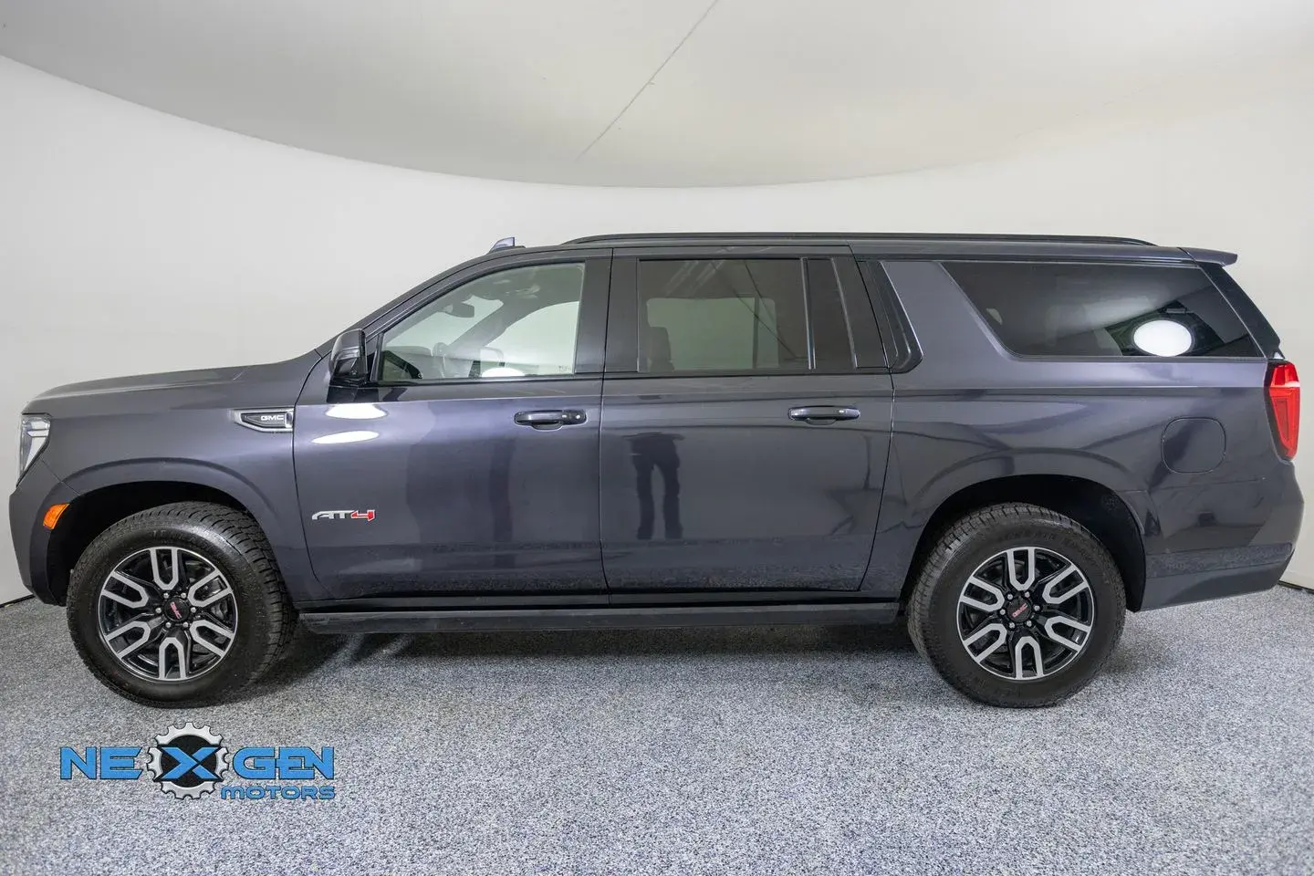 2023 GMC Yukon 4WD AT4 photo 4