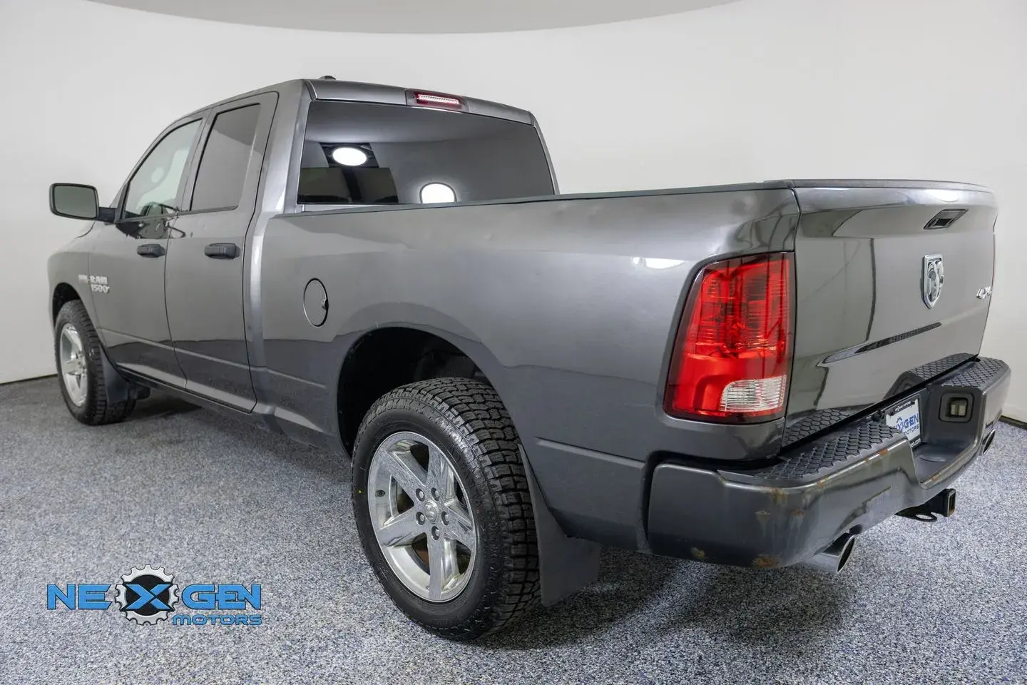 2018 RAM 1500 Express 4x4 Quad Cab 6'4 photo 5