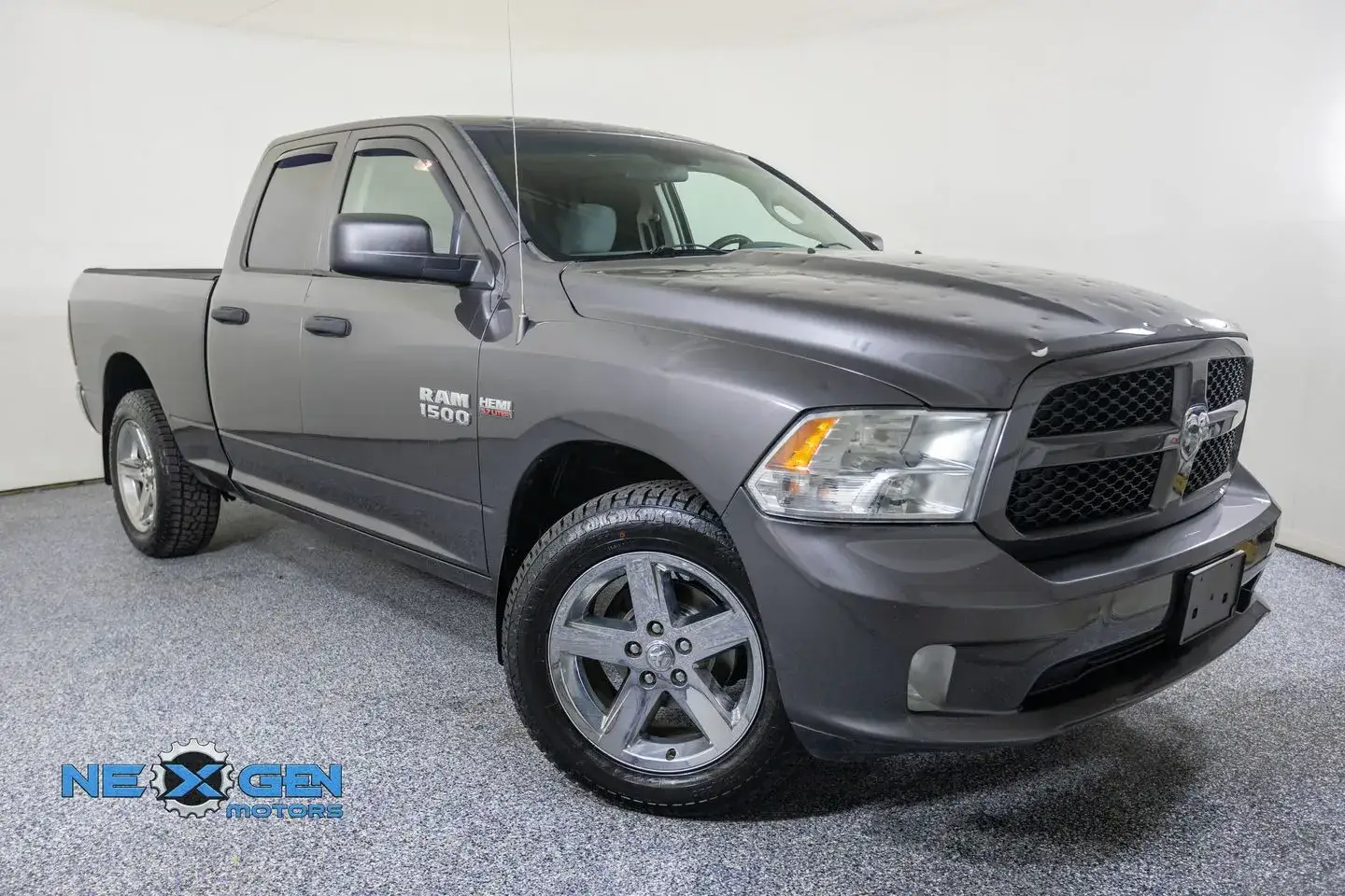 2018 RAM 1500 Express 4x4 Quad Cab 6'4 photo 1