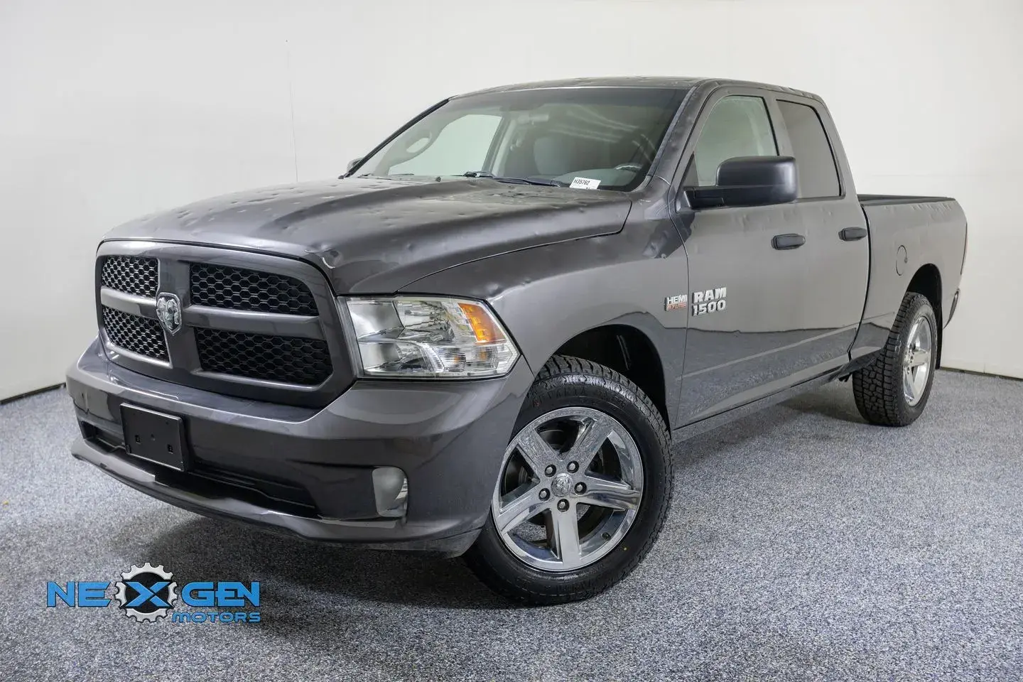 2018 RAM 1500 Express 4x4 Quad Cab 6'4 photo 3