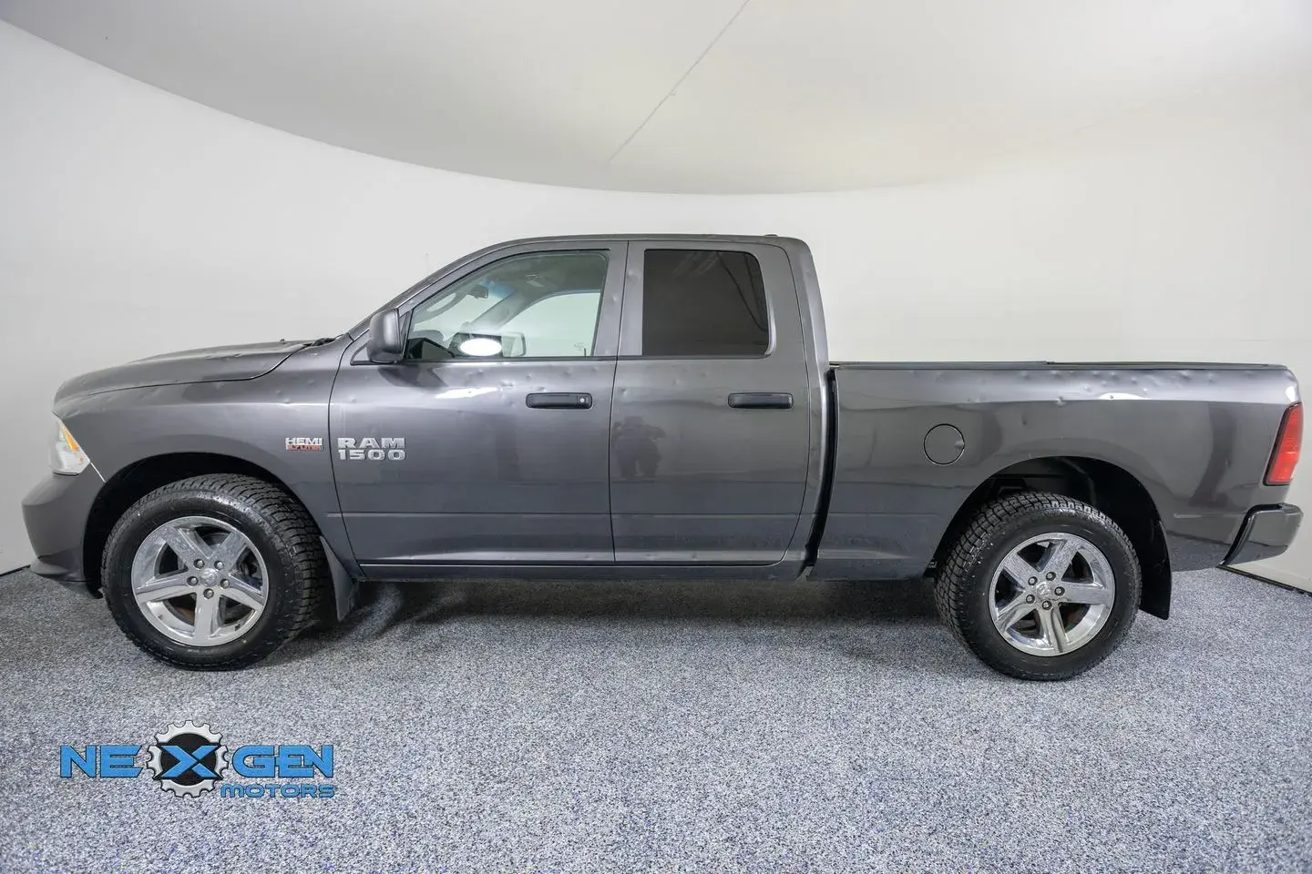 2018 RAM 1500 Express 4x4 Quad Cab 6'4 photo 4