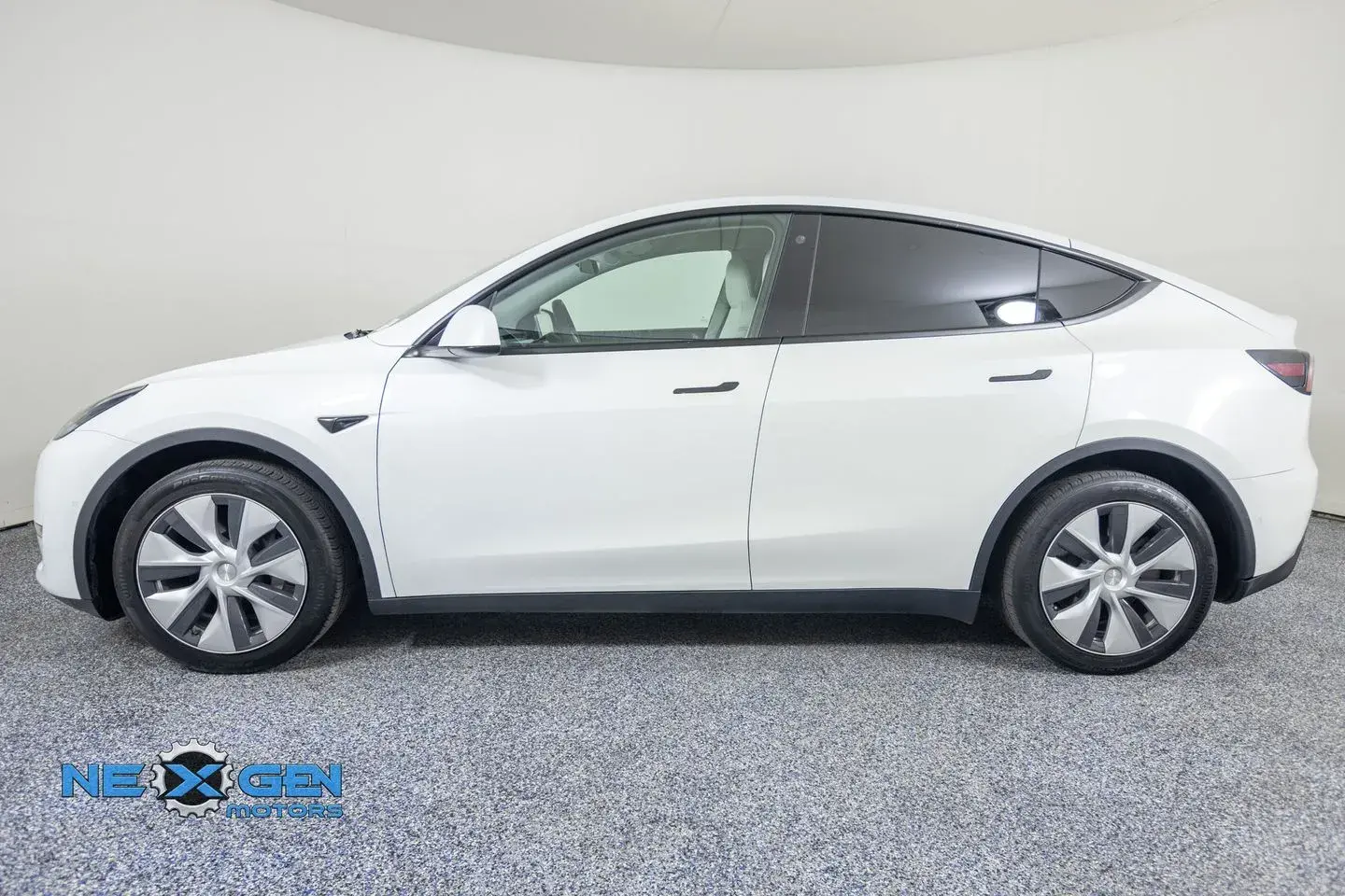2022 Tesla Model Y Long Range Dual Motor All-Wheel Drive photo 4