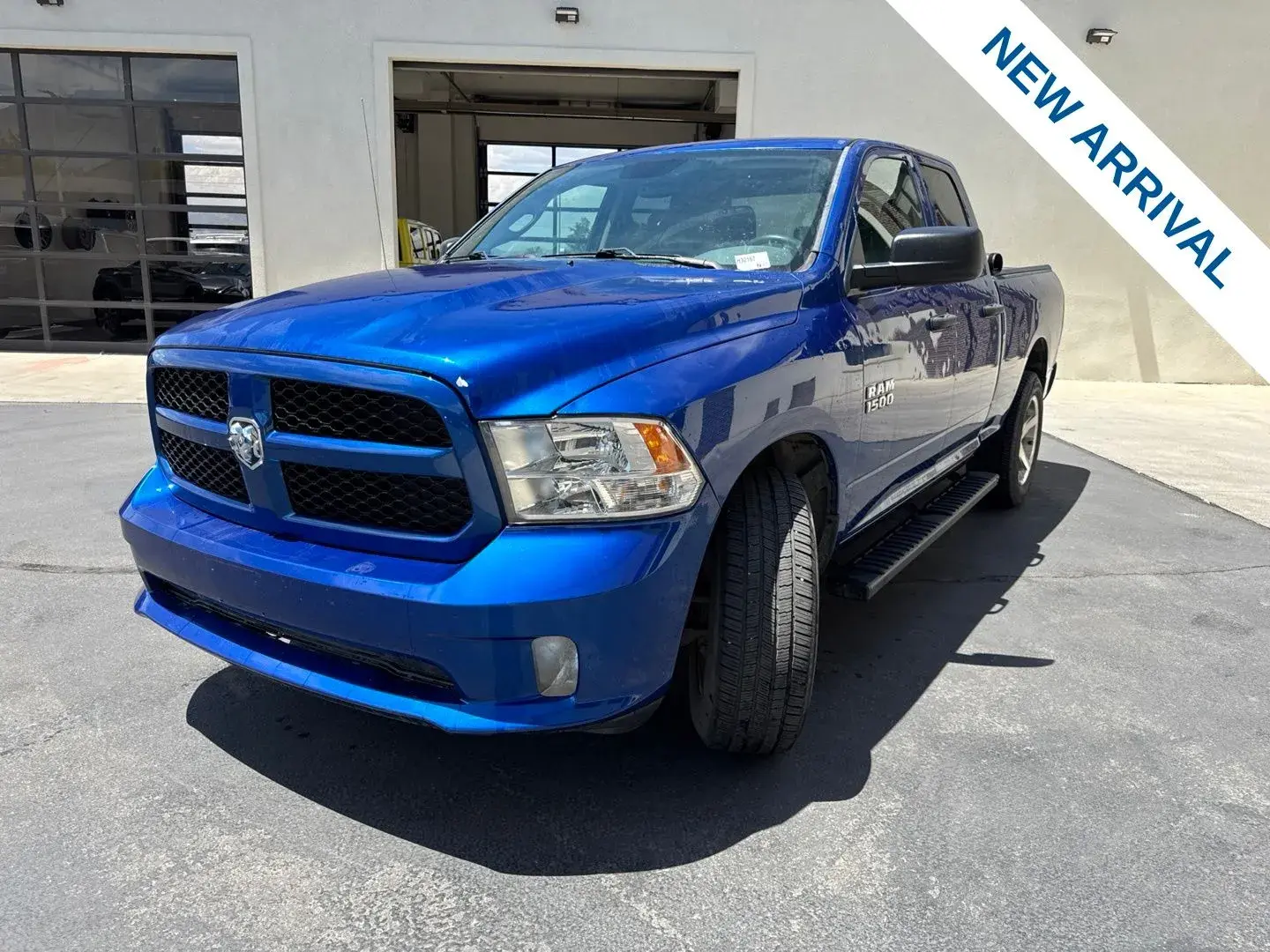 2018 RAM 1500 Express 4x4 Quad Cab 6'4 photo 3