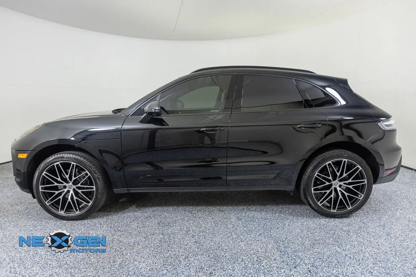 2024 Porsche Macan Base photo 4