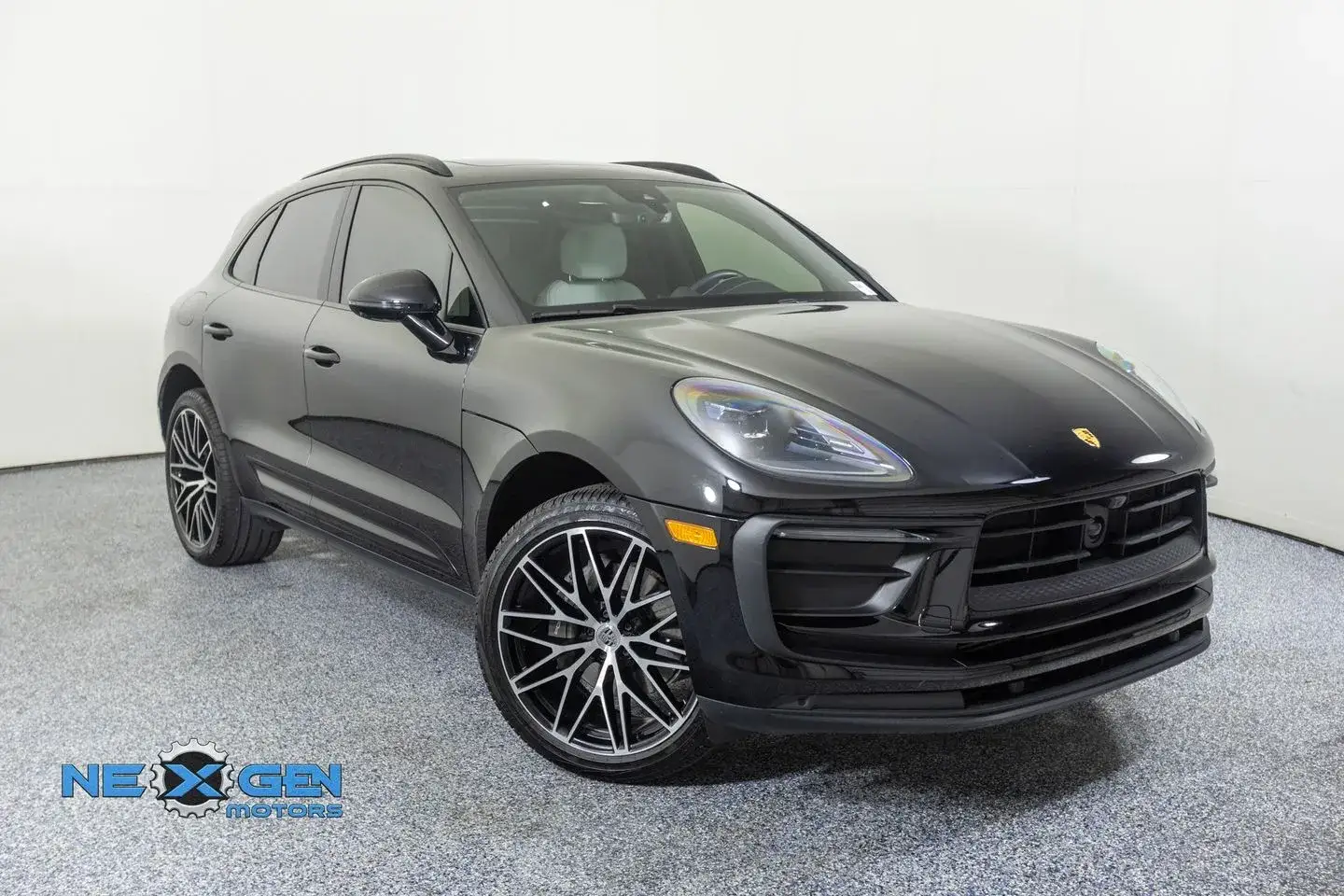 2024 Porsche Macan Base photo 1