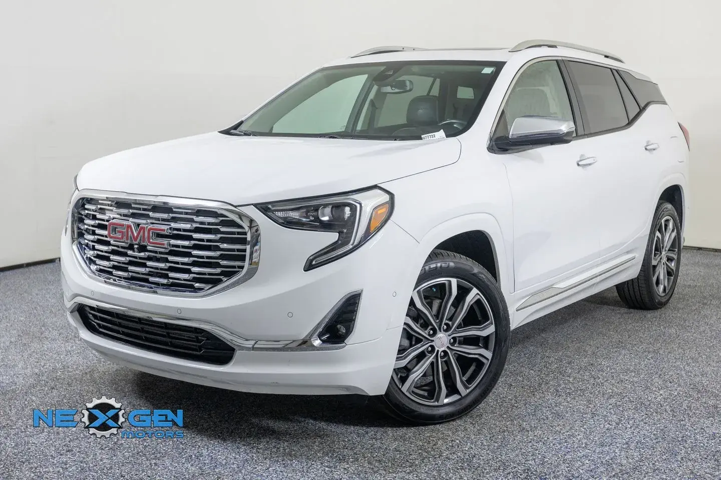 2020 GMC Terrain Denali AWD photo 3