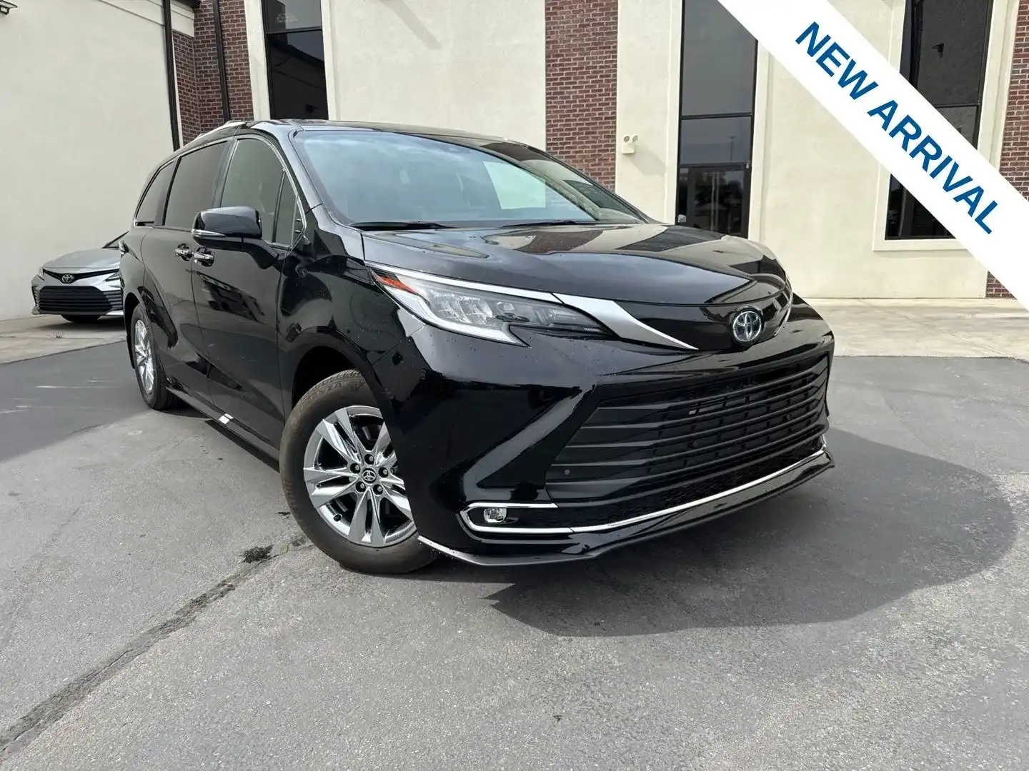 2025 Toyota Sienna Limited 7-Passenger Hybrid AWD's photo