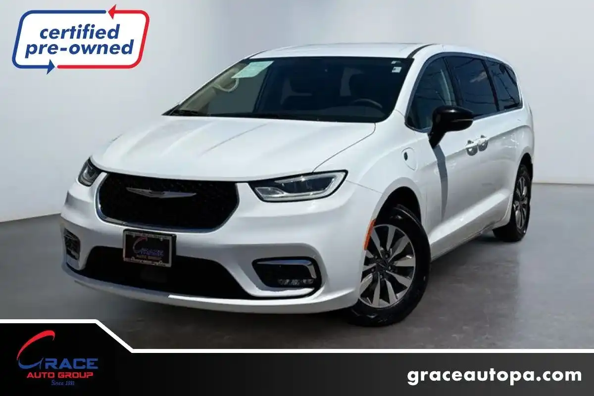 2024 Chrysler Pacifica Hybrid Select PHEV's photo