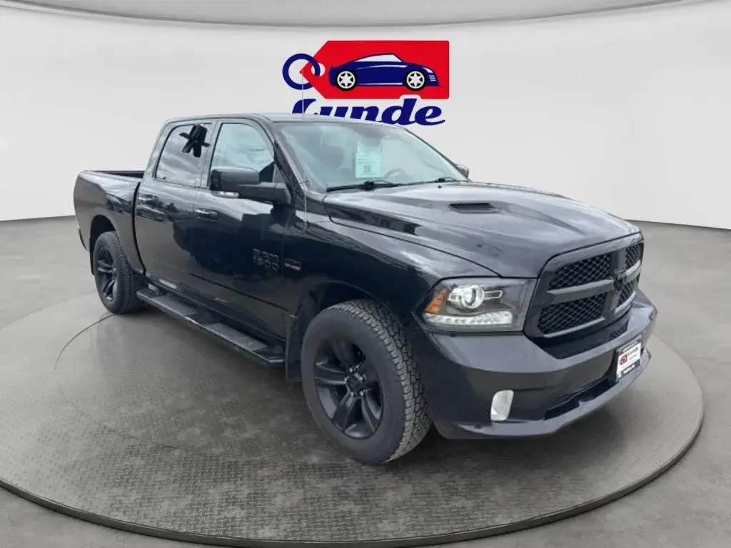 2018 RAM 1500 Night Edition Crew Cab 4x4 5'7" Box photo 3