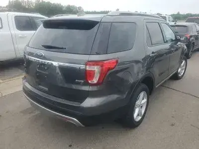 2017 Ford Explorer XLT 4WD photo 3
