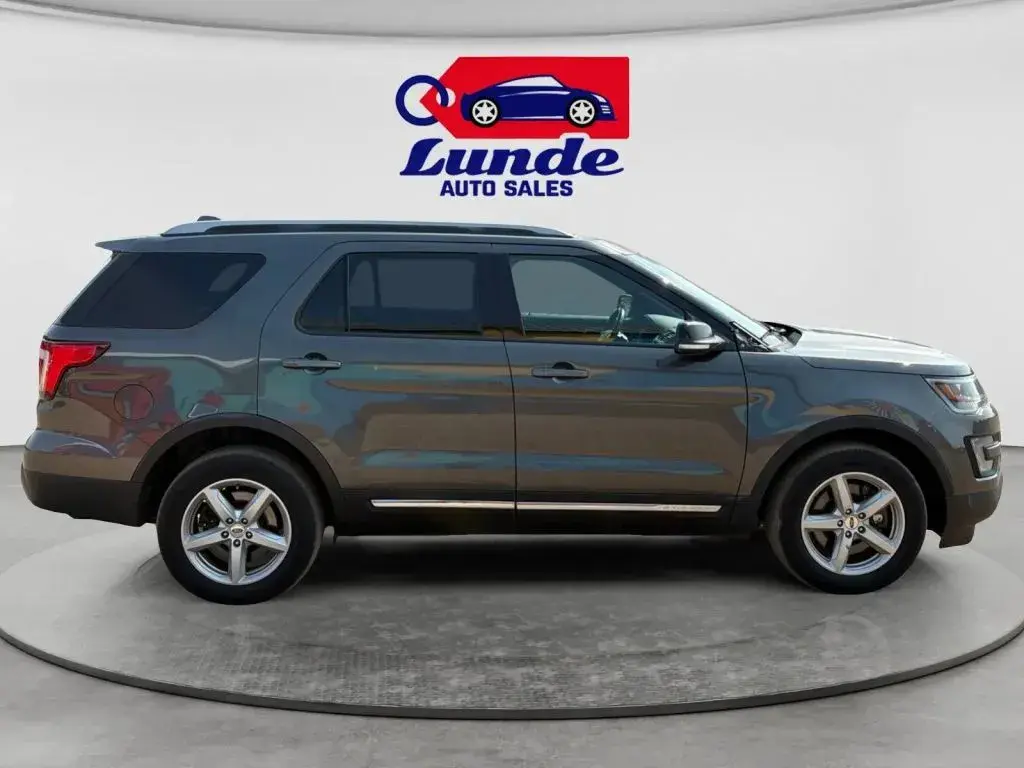 2017 Ford Explorer XLT 4WD photo 3