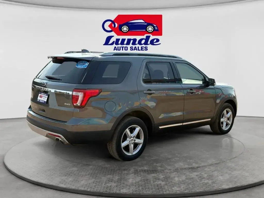 2017 Ford Explorer XLT 4WD photo 5