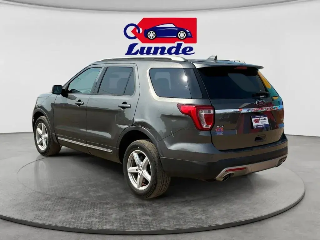 2017 Ford Explorer XLT 4WD photo 4