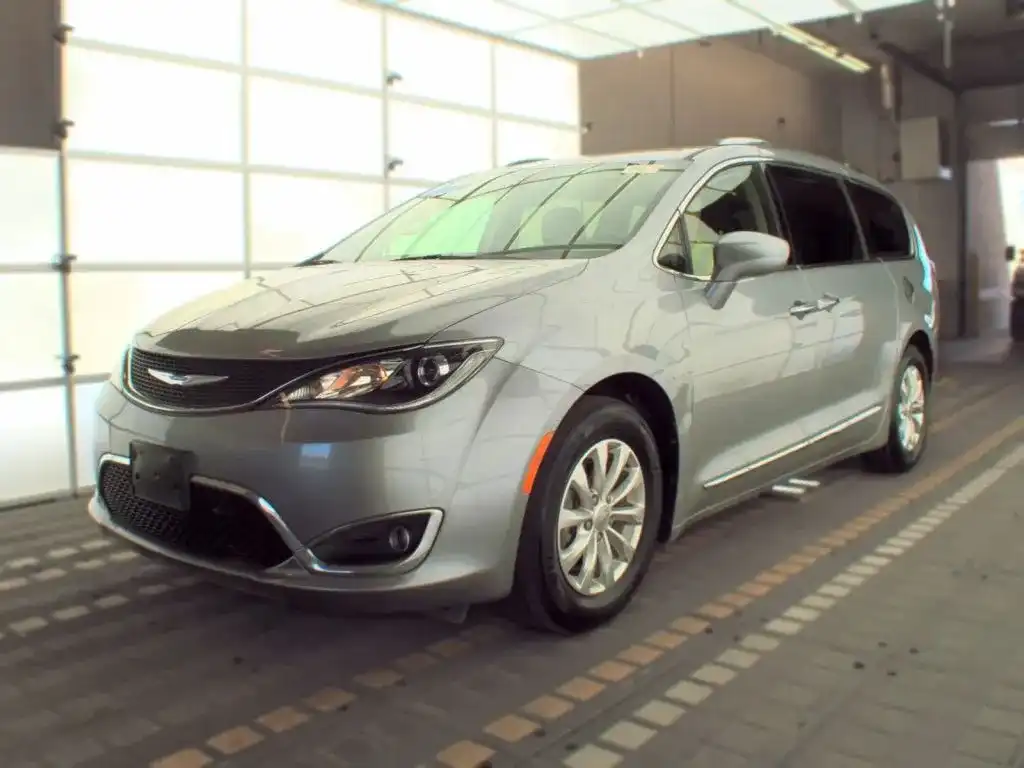 2018 Chrysler Pacifica Touring L's photo